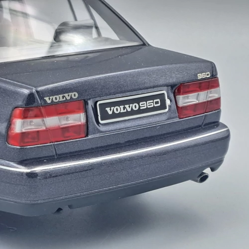 Volvo 962 1996 1:18 Triple9 modellautó