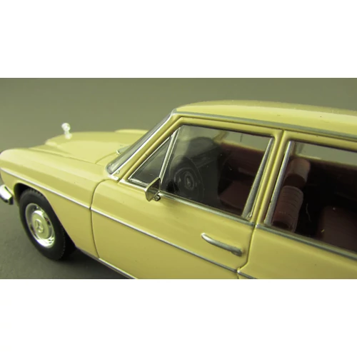 Mercedes 200D (W115) 1:24 Modelautó