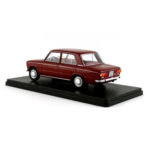 Seat 124L 1969 1:24 Autómodell