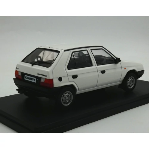 Skoda Favorit 1:24 White
