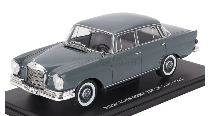 Mercedes Benz 220 W111 1:24 vitrinben – amikor a csillagos elegancia elfér a polcodon