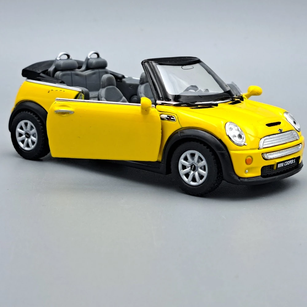 Mini Cooper S Cabrio egy 1:36 fém modell autó méretarányos kivitelben