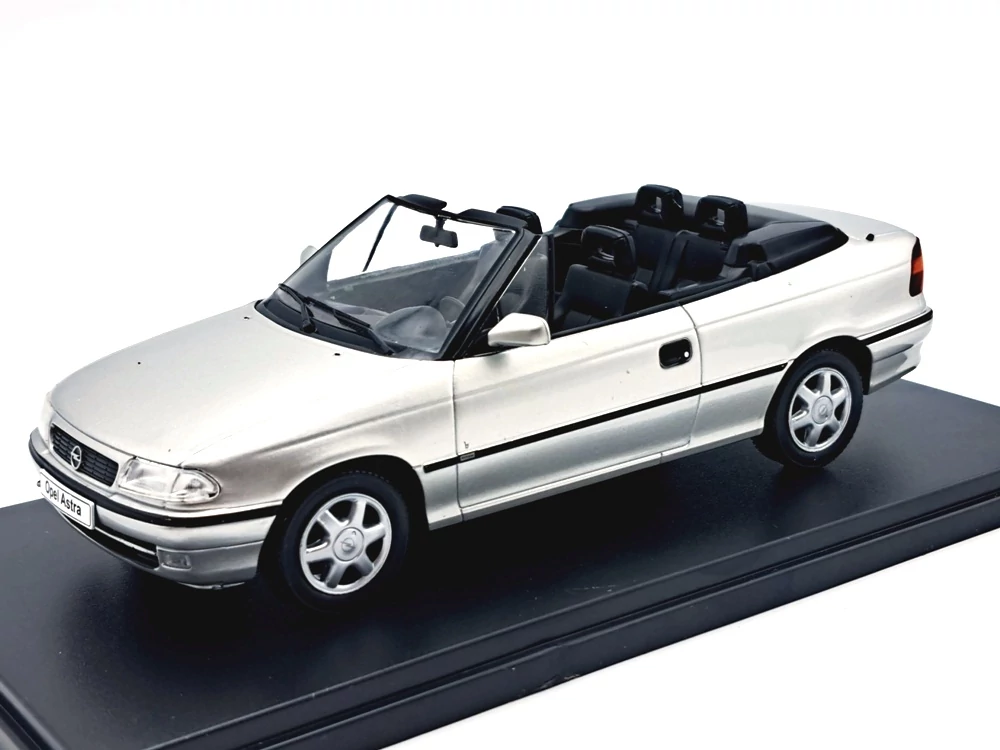 Miniature Opel Astra F Cabriolet Bertone 1/43 - Ixo Altaya, En Métal, Sous Vitrine, Neuve