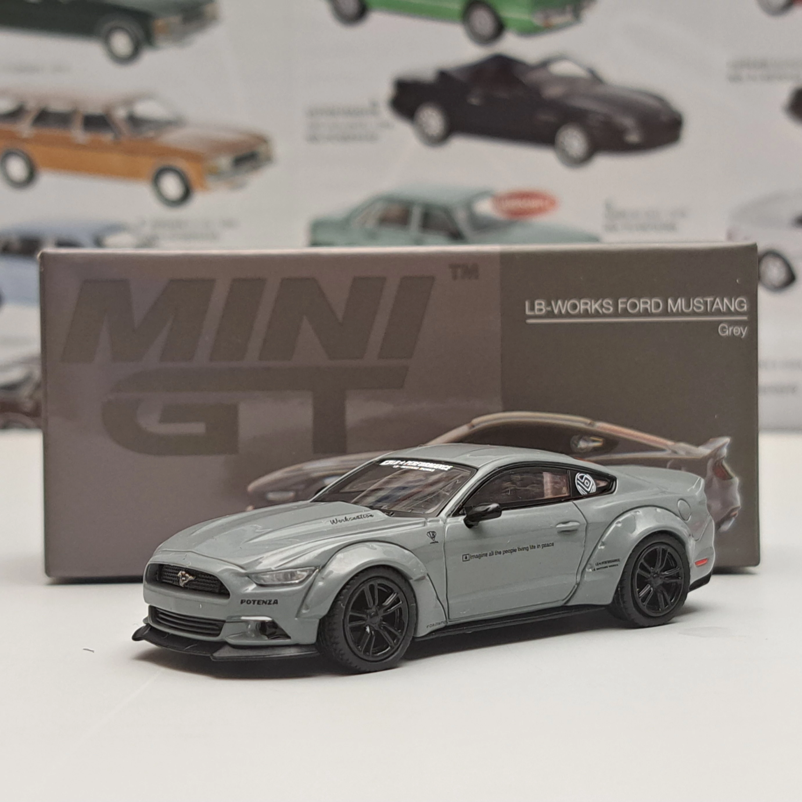 Ford Mustang LB Works egy 1:64 méretarányú modell.