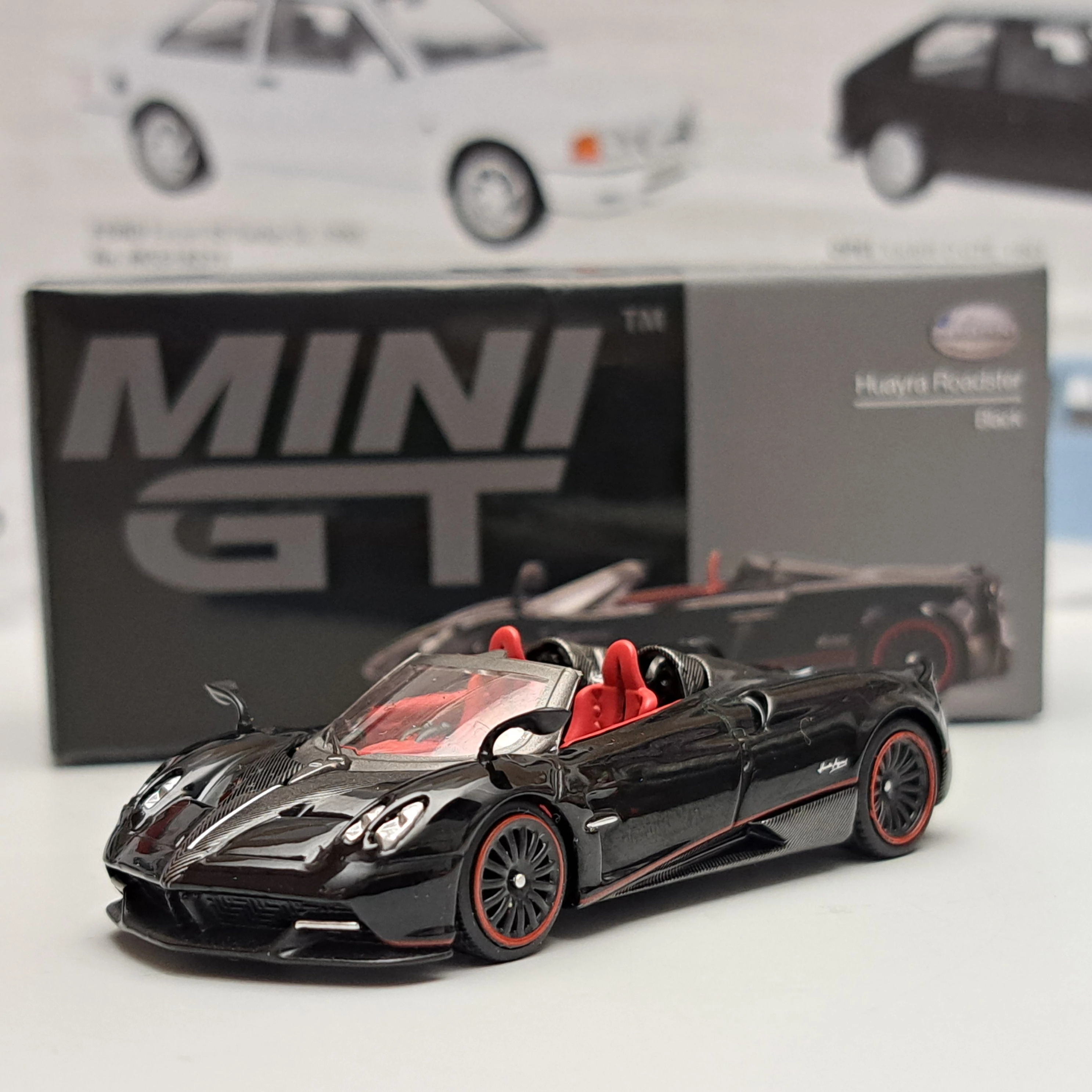 Pagani Huayra Roadster 1:64 Mini GT 417 – gyűjtői modell